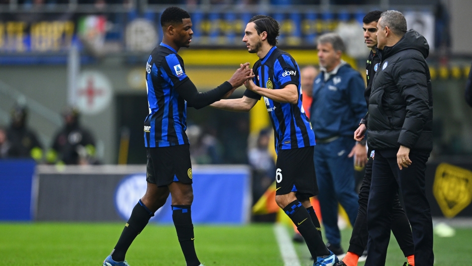 MILAN, ITALY - JANUARY 06: Denzel Dumfries and Matteo Darmian of FC Internazionale during the Serie A TIM match between FC Internazionale and Hellas Verona FC at Stadio Giuseppe Meazza on January 06, 2024 in Milan, Italy. (Photo by Mattia Ozbot - Inter/Inter via Getty Images)