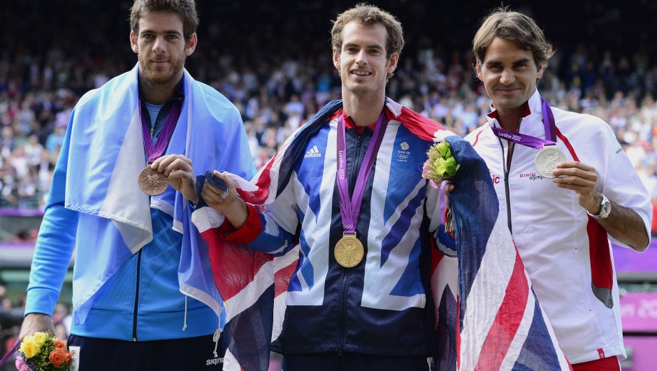 Great Britain's Andy Murray (C), Switzerland's Roger Federer (R) and Argentina's Juan Martin del Potro pose after receiving their gold, silver and bronze medals respectively, at the end of the men's singles tennis tournament of the London 2012 Olympic Games, at the All England Tennis Club in Wimbledon, southwest London, on August 5, 2012.  AFP PHOTO / LEON NEAL