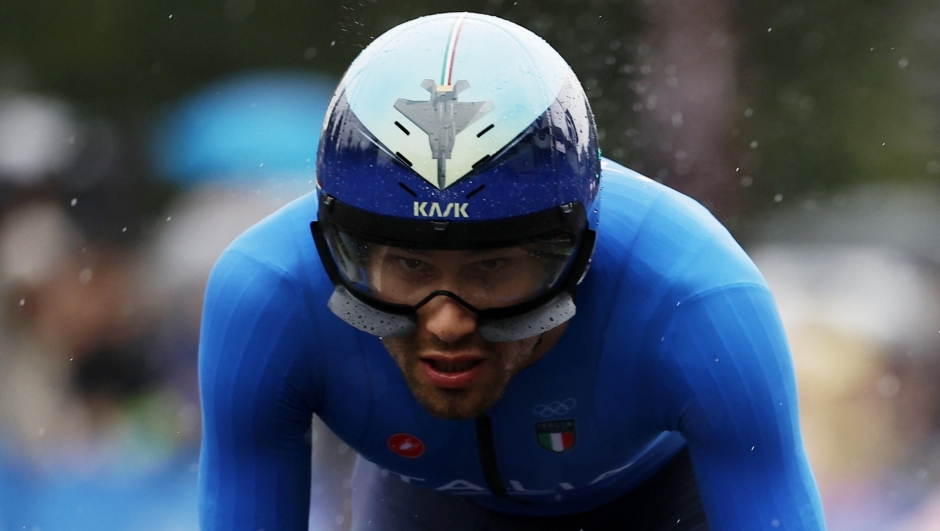 epa11500037 Filippo Ganna of Italy in action during the Men's Individual Time Trial at the Road Cycling competitions in the Paris 2024 Olympic Games, Pont Alexandre III in Paris, France, 27 July 2024.  EPA/YOAN VALAT