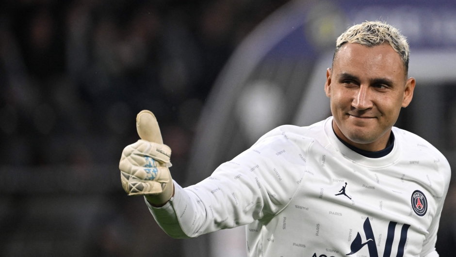 Paris Saint-Germain's Costa Rican goalkeeper Keylor Navas reacts prior to the French L1 football match between Angers SCO and Paris Saint-Germain at the Raymond-Kopa Stadium in Angers, north-western France on April 20, 2022. (Photo by LOIC VENANCE / AFP)