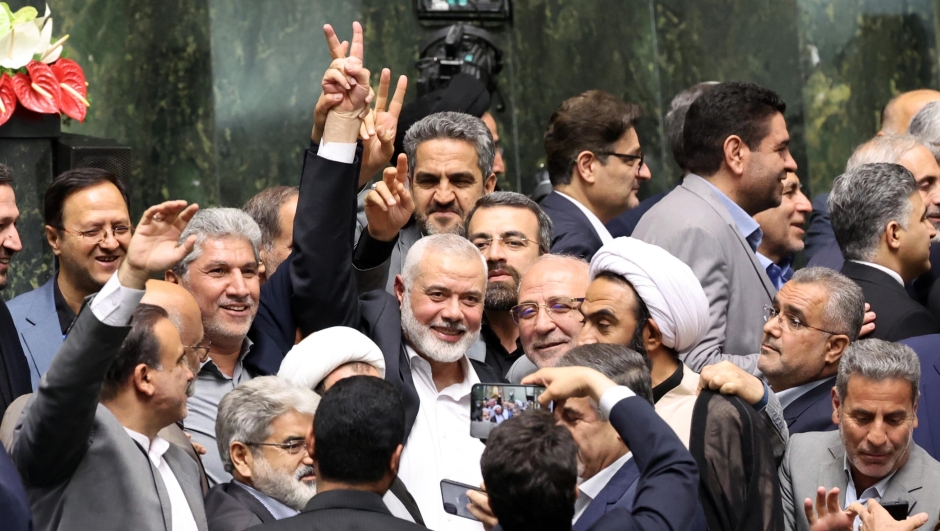 epaselect epa11510678 Hamas political leader Ismail Haniyeh (C) flashes victory sign as surrounded by Iranian lawmakers at the Iranian parliament in Tehran, Iran, 30 July 2024 (issued 31 July 2024). According to an Iranian Revolutionary Guard Corps (IRGC) statement on 31 July 2024, Haniyeh and one of his bodyguards were targeted and killed in Tehran on 31 July 2024.  EPA/ABEDIN TAHERKENAREH