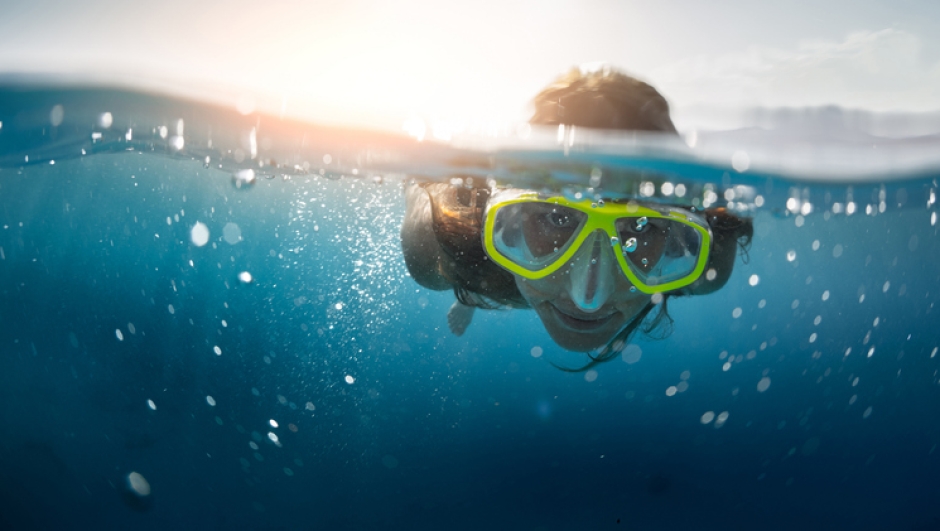 Tenere gli occhi aperti in mare fa male?