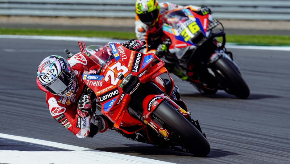 epa11521773 Italy's Enea Bastianini of Ducati Lenovo Team Ducati in action during the MotoGP Qualifying session at the Motorcycling Grand Prix of Great Britain at the Silverstone race track, Britain, 03 August 2024.  EPA/TIM KEETON