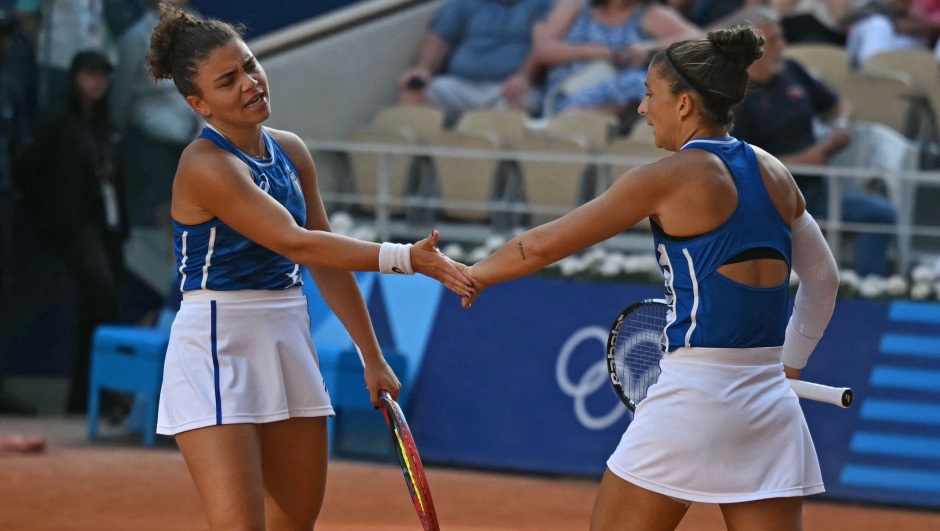 Italy's Jasmine Paolini (L) and Italy's Sara Errani (R) react while playing Individual Neutral Athlete Mirra Andreeva and Individual Neutral Athlete Diana Shnaider during their women's doubles final tennis match on Court Philippe-Chatrier at the Roland-Garros Stadium during the Paris 2024 Olympic Games, in Paris on August 4, 2024. (Photo by CARL DE SOUZA / AFP)