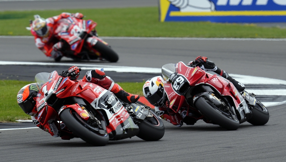 epa11525241 Italian Francesco Bagnaia of Ducati Lenovo Team in action during the MotoGP Race at the Motorcycling Grand Prix of Great Britain at the Silverstone race track, Britain, 04 August 2024.  EPA/TIM KEETON