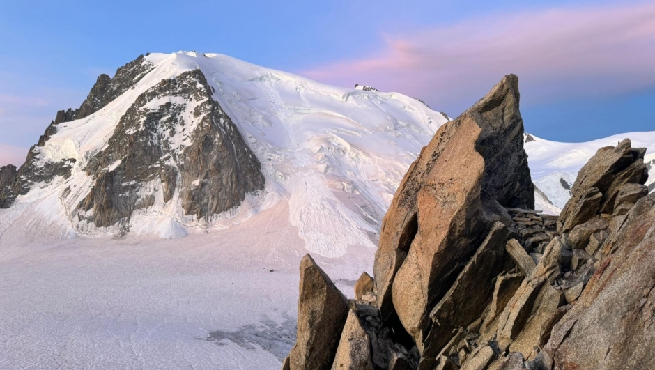 Una immagine relativa al crollo di un seracco avvenuto sul versante francese del massiccio del Monte Bianco, 5 agosto 2024.  FACEBOOK /XAVIER ROSEREN  +++ATTENZIONE LA FOTO NON PUO' ESSERE PUBBLICATA O RIPRODOTTA SENZA L'AUTORIZZAZIONE DELLA FONTE DI ORIGINE CUI SI RINVIA+++ NPK++