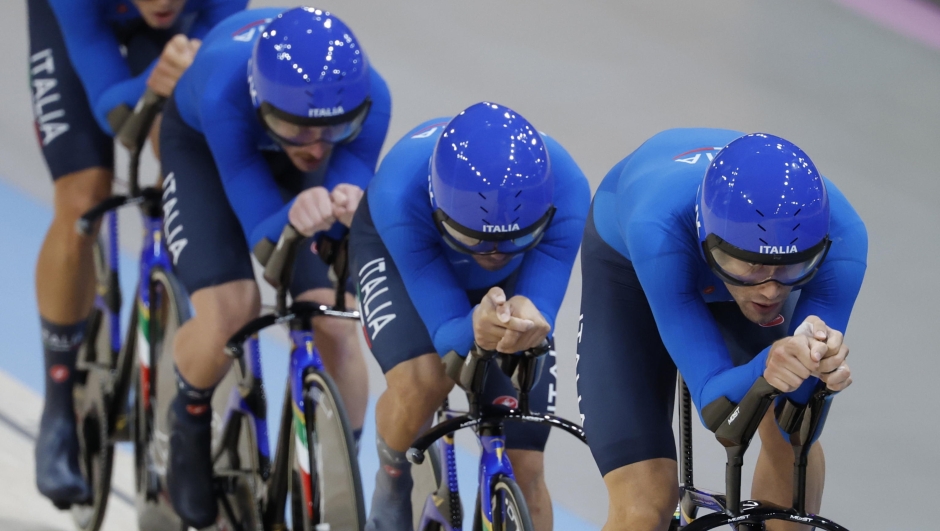 epa11528265 Simone Consonni, Filippo Ganna, Francesco Lamon and Jonathan Milan of Italy compete in the Men's Team Pursuit qualifying of the Track Cycling events in the Paris 2024 Olympic Games, at Saint-Quentin-en-Yvelines Velodrome in Saint-Quentin-en-Yvelines, France, 05 August 2024.  EPA/ERIK S. LESSER