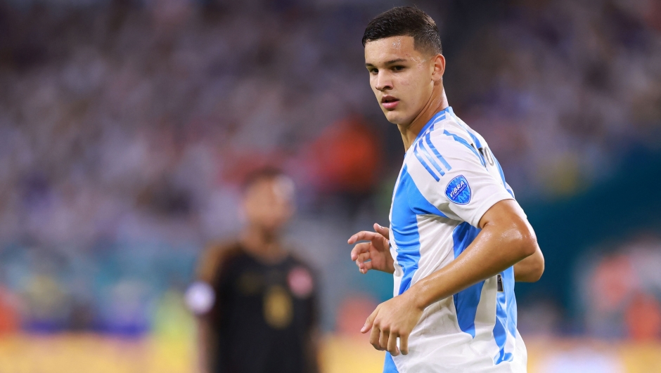 MIAMI GARDENS, FLORIDA - JUNE 29: Valentin Carboni of Argentina looks on during the CONMEBOL Copa America 2024 Group A match between Argentina and Peru at Hard Rock Stadium on June 29, 2024 in Miami Gardens, Florida.   Hector Vivas/Getty Images/AFP (Photo by Hector Vivas / GETTY IMAGES NORTH AMERICA / Getty Images via AFP)