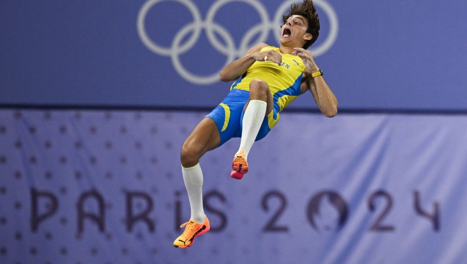 TOPSHOT - Sweden's Armand Duplantis passes 6.25m and sets the new world record in the men's pole vault final of the athletics event at the Paris 2024 Olympic Games at Stade de France in Saint-Denis, north of Paris, on August 5, 2024. (Photo by Ben STANSALL / AFP)