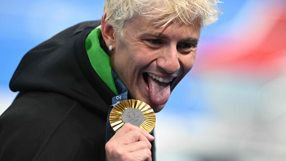 Gold medallist Italy's Nicolo Martinenghi celebrates after the men's 100m breaststroke swimming event during the Paris 2024 Olympic Games at the Paris La Defense Arena in Nanterre, west of Paris, on July 28, 2024. (Photo by Oli SCARFF / AFP)