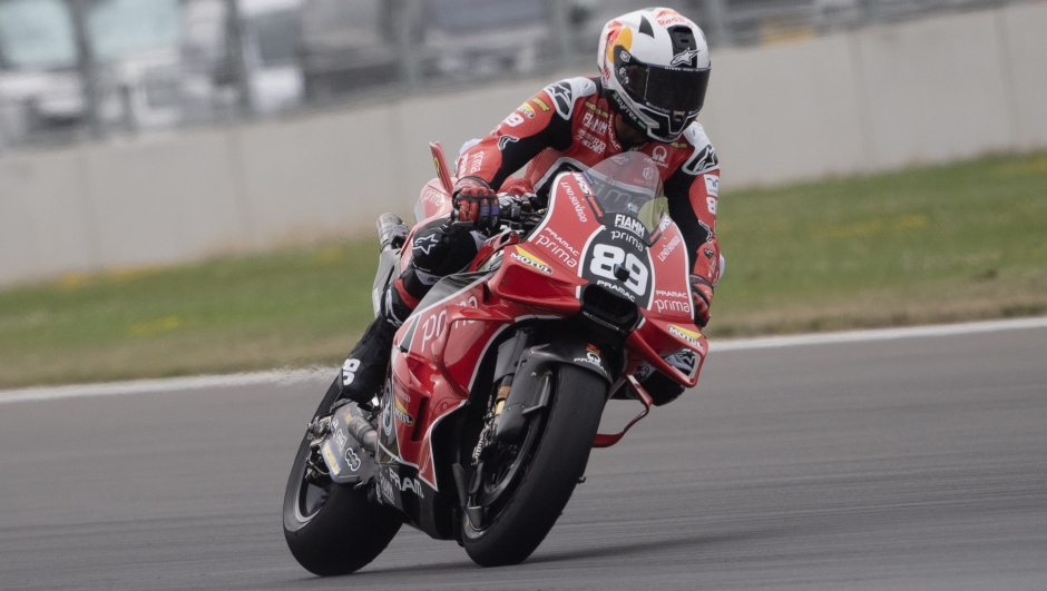 NORTHAMPTON, ENGLAND - AUGUST 04: Jorge Martin of Spain and Prima Pramac Racing heads down a straight during the MotoGP wurm-up during the MotoGP Of Great Britain - Race at Silverstone Circuit on August 04, 2024 in Northampton, England. (Photo by Mirco Lazzari gp/Getty Images)