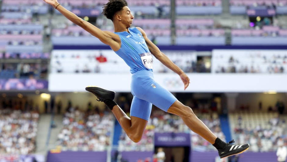 epa11531429 Mattia Furlani of Italy competes in the Men Long Jump final of the Athletics competitions in the Paris 2024 Olympic Games, at the Stade de France stadium in Saint Denis, France, 06 August 2024.  EPA/FRANCK ROBICHON