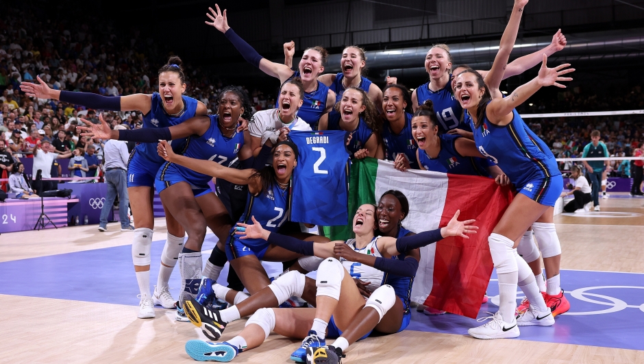 PARIS, FRANCE - AUGUST 11: Team Italy pose for a team photo after their victory during the Women's Gold Medal match between Team United States and Team Italy on day sixteen of the Olympic Games Paris 2024 at Paris Arena on August 11, 2024 in Paris, France. (Photo by Ezra Shaw/Getty Images)