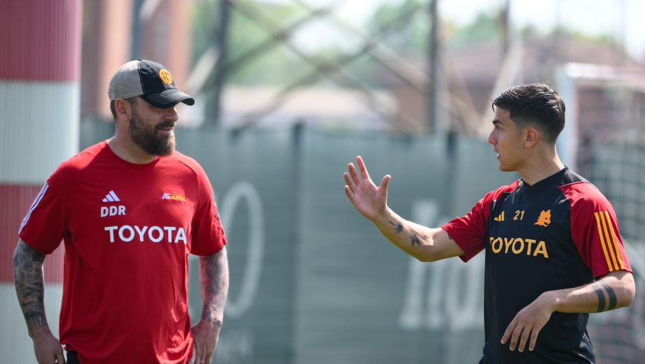 MONZA, ITALY - APRIL 13: AS Roma coach Daniele De Rossi and Paulo Dybala during a training session at Centro Sportivo Luigi Berlusconi on April 13, 2024 in Monza, Italy. (Photo by Fabio Rossi/AS Roma via Getty Images)