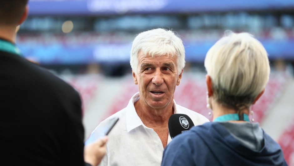 epa11547853 Atalanta's coach Gian Piero Gasperini attends the team's training session at the PGE National Stadium in Warsaw, Poland, 13 August 2024. Atalanta BC will face Real Madrid in the UEFA Super Cup soccer match on 14 August in Warsaw.  EPA/Leszek Szymanski POLAND OUT