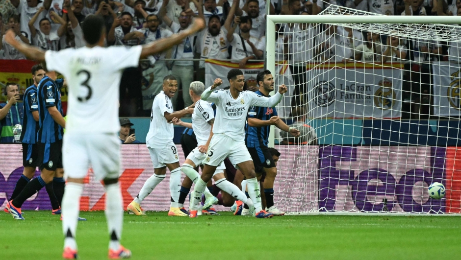 Real Madrid's Uruguayan midfielder #08 Federico Valverde (C) celebrates with teammates scoring during the UEFA Super Cup football match between Real Madrid and Atalanta BC in Warsaw, on August 14, 2024. (Photo by Sergei GAPON / AFP)