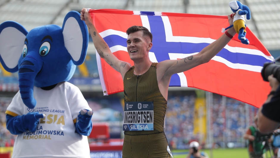 epa11564266 Jakob Ingebrigtsen of Norway celebrates after setting a new World Record of the men's 400m Hurdles event during the Diamond League atletics meeting - Kamila Skolimowska Memorial, at the Silesian Stadium in Chorzow, southern Poland, 25 August 2024.  EPA/Jarek Praszkiewicz POLAND OUT