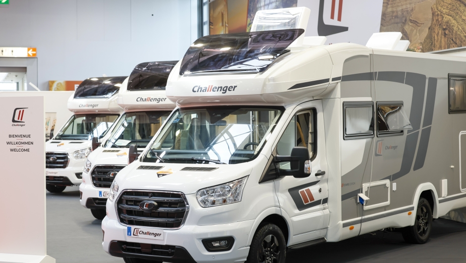 Reisemobil & Caravan 
Der CARAVAN SALON ist ein Paradies für alle Caravaningliebhaber. In Düsseldorf findet die Community ein weltweit einzigartiges Angebot an Reisemobilen und Caravans. Von kultigen Mini-Caravans, über Reisemobile mit exquisitem Interieur-Design bis zu speziell konzipierten Familien-Fahrzeugen werden eine einzigartige Produkt- und Markenvielfalt präsentiert.


Beim CARAVAN SALON in Düsseldorf ist das Caravaningerlebnis ganz besonders intensiv spürbar - vom Fahrzeug bis zum Traumziel. Der CARAVAN SALON ist das Highlight und der Community-Treffpunkt für alle Freunde des mobilen Reisens und lädt für zehn Tage zum Branchenfest nach Düsseldorf ein. Vom 30. August (Preview Day) bis zum 8. September 2024 können sich Caravaningfans aus aller Welt auf eine riesige Produktvielfalt rund um Reisemobile, Caravans, Campervans sowie Zubehör und das passende touristische Angebot freuen. 778 Aussteller präsentieren in 16 Hallen und dem Freigelände die gesamte Vielfalt aus der Welt des Caravanings. Die Entwicklung der Leitmesse der Caravaning-Branche ist beeindruckend. Die Rekordzahlen des Vorjahres können noch einmal übertroffen werden und damit findet 2024 der größte CARAVAN SALON aller Zeiten statt.