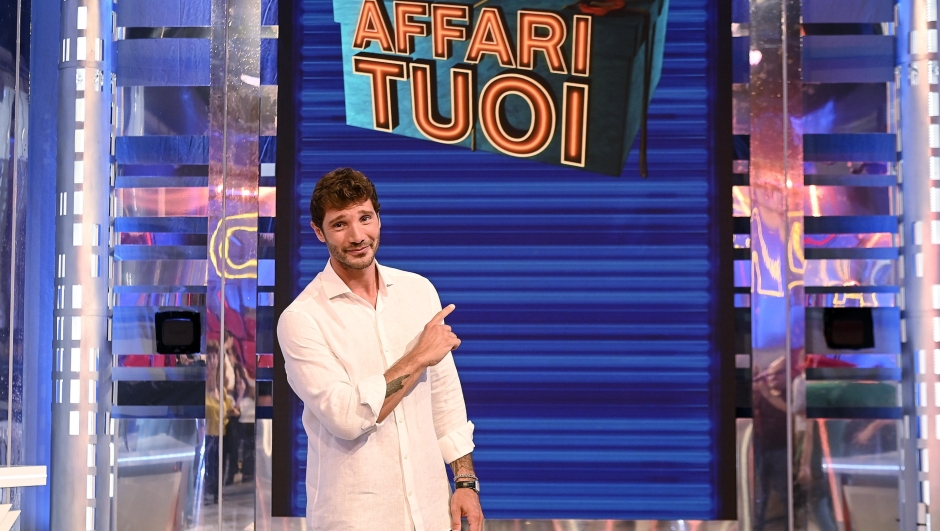 Stefano De Martino durante la presentazione della trasmissione televisiva Affari Tuoi in onda su Rai Uno, Roma, 27 agosto 2024. ANSA/RICCARDO ANTIMIANI