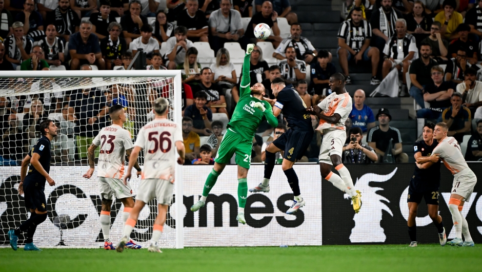 TURIN, ITALY - SEPTEMBER 01: Juventus goalkeeper Michele Di Gregorio saves the ball during the Serie A match between Juventus and AS Roma at Allianz Stadium on September 01, 2024 in Turin, Italy. (Photo by Daniele Badolato - Juventus FC/Juventus FC via Getty Images)