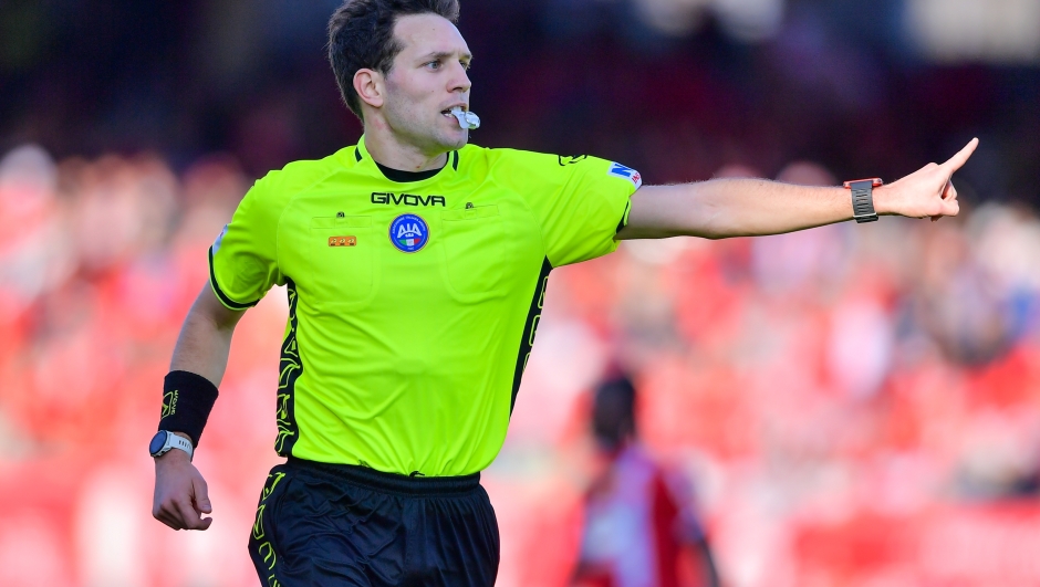 Foto Claudio Grassi/LaPresse 16 Marzo 2024 - Monza, Italia - sport, calcio - Monza vs Cagliari - Campionato italiano di calcio Serie A TIM 2023/2024 - U-Power Stadium. Nella foto: l’arbitro Matteo Marcenaro di Genova March 16, 2024 - Monza, Italy - sport, soccer - AC Monza vs Cagliari Calcio - Italian Serie A TIM Football Championship 2023/2024 - U-Power Stadium. In the pic: referee Matteo Marcenaro from Genoa