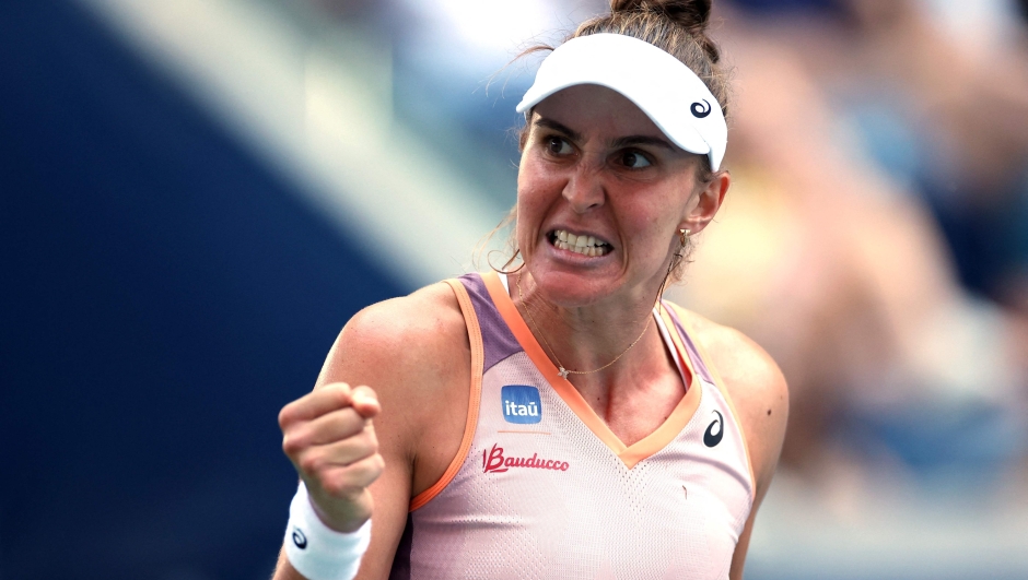 NEW YORK, NEW YORK - SEPTEMBER 02: Beatriz Haddad Maia of Brazil celebrates a point against Caroline Wozniacki of Denmark during their Women's Singles Fourth Round match on Day Eight of the 2024 US Open at USTA Billie Jean King National Tennis Center on September 02, 2024 in the Flushing neighborhood of the Queens borough of New York City.   Sarah Stier/Getty Images/AFP (Photo by Sarah Stier / GETTY IMAGES NORTH AMERICA / Getty Images via AFP)