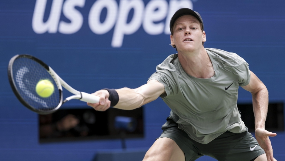 epa11572112 Jannik Sinner of Italy hits a return to Alex Michelsen of the US during their second round match at the US Open Tennis Championships at the USTA Billie Jean King National Tennis Center in Flushing Meadows, New York, USA, 29 August 2024. The US Open tournament runs from 26 August through 08 September.  EPA/DANIEL MURPHY