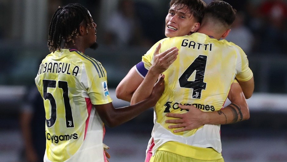 VERONA, ITALY - AUGUST 26: Nicolo? Savona of Juventus celebrates his goal with his team-mates Federico Gatti and Samuel Mbangula during the Serie A match between Hellas Verona and Juventus at Stadio Marcantonio Bentegodi on August 26, 2024 in Verona, Italy. (Photo by Juventus FC/Juventus FC via Getty Images)