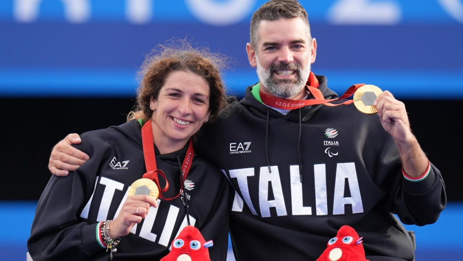 Il mixed team ricurvo azzurro composto da Elisabetta Mijno e Stefano Travisani medaglia d'oronel tiro con l'arco ai Giochi Paralimpici di Parigi 2024, 5 settembre 2024 ANSA / CIP - Andrea Alegni +++ HANDOUT PHOTO - NO SALES - EDITORIAL USE ONLY - NPK+++