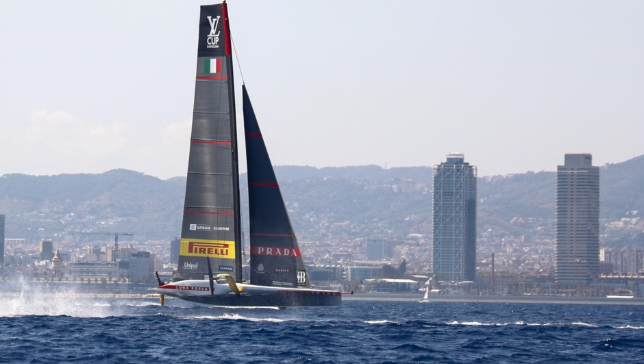 epa11571184 Team Luna Rossa Prada Pirelli competes during Round Robin 1 of the 2024 Louis Vuitton Cup sailing competition in Barcelona, Spain, 29 August 2024. The winner of the Louis Vuitton Cup sailing competition determines the challenger in the 37th America's Cup to be held in October.  EPA/Quique Garcia  EPA-EFE/Quique Garcia