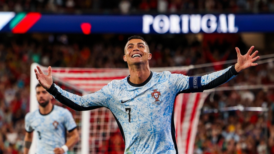 epaselect epa11588099 Cristiano Ronaldo of Portugal celebrates scoring the 2-0 goal, and his 900th career goal, during the UEFA Nations League group A soccer match between Portugal and Croatia, in Lisbon, Portugal, 05 September 2024.  EPA/JOSE SENA GOULAO