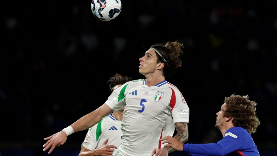 TOPSHOT - Italy's defender #05 Riccardo Calafiori heads the ball during the UEFA Nations League Group A2 football match between France and Italy at the Parc des Princes in Paris on September 6, 2024. (Photo by STEPHANE DE SAKUTIN / AFP)