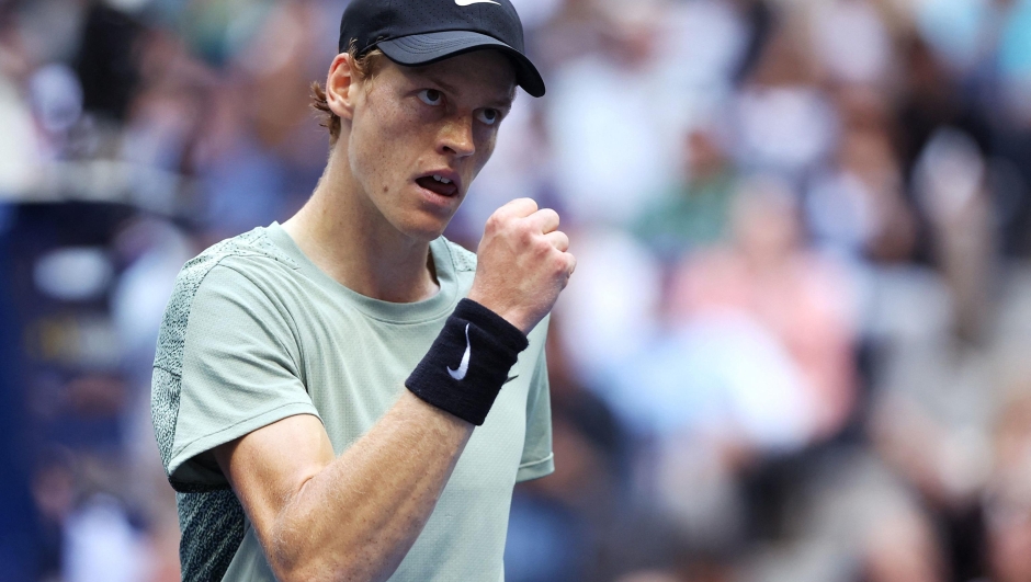 NEW YORK, NEW YORK - SEPTEMBER 08: Jannik Sinner of Italy celebrates a point against Taylor Fritz of the United States during their Men's Singles Final match on Day Fourteen of the 2024 US Open at USTA Billie Jean King National Tennis Center on September 08, 2024 in the Flushing neighborhood of the Queens borough of New York City.   Matthew Stockman/Getty Images/AFP (Photo by MATTHEW STOCKMAN / GETTY IMAGES NORTH AMERICA / Getty Images via AFP)