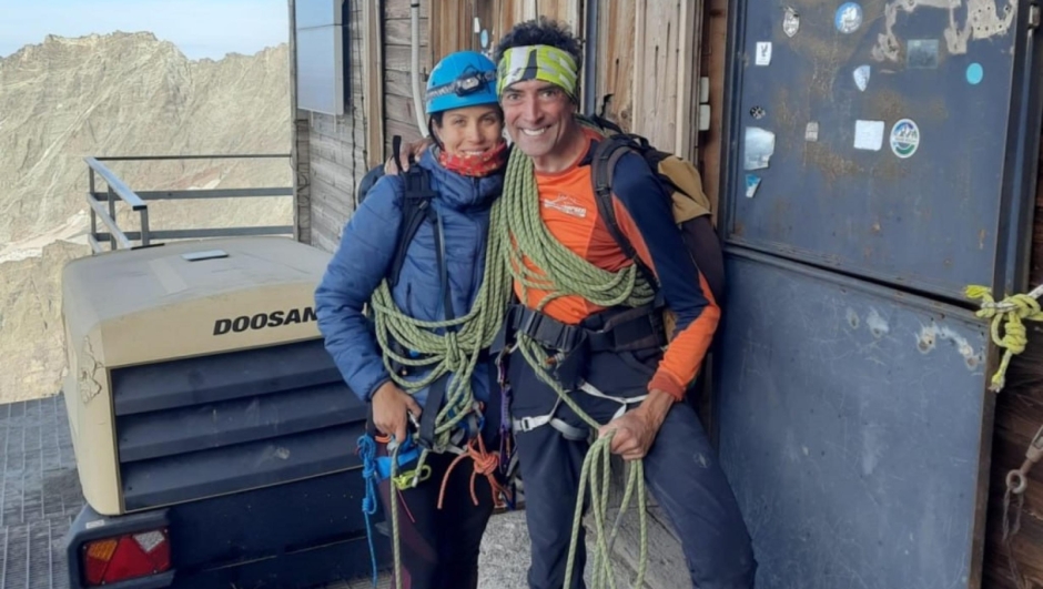 Una foto dai social di Andrea Galimberti, di 53 anni, comasco, e Sara Stefanelli, di 41 anni, genovese, i due alpinisti dispersi sul Monte Bianco, i cui corpi sono stati ritrovati oggi privi di vita dopo che non si avevano più notizie da sabato scorso, Aosta, 10 settembre 2024 Facebook/Andrea Galimberti +++ATTENZIONE LA FOTO NON PUO' ESSERE PUBBLICATA O RIPRODOTTA SENZA L'AUTORIZZAZIONE DELLA FONTE DI ORIGINE CUI SI RINVIA+++ NPK