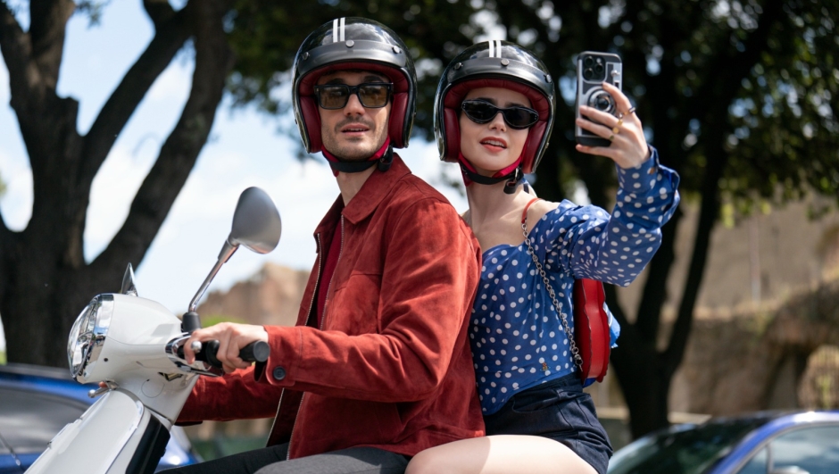 emily in paris 4 i protagonisti in Vespa per le vie di Roma