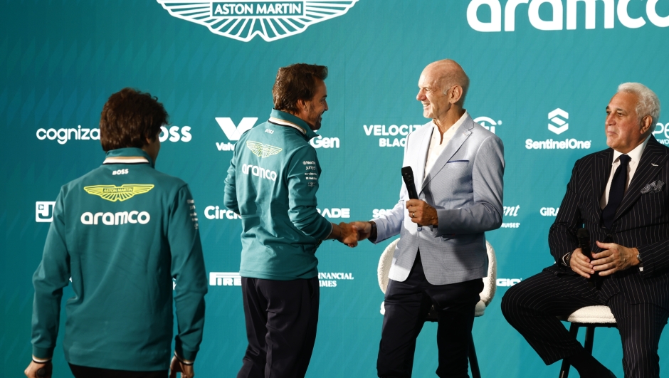 Fernando Alonso, Aston Martin F1 Team, shakes hands with Adrian Newey