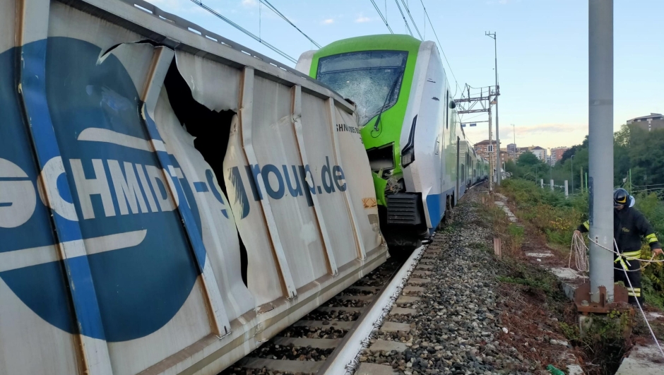 Un treno è uscito dai binari questa mattina, a Milano. L'incidente, che ha coinvolto un treno merci e un treno passeggeri, è avvenuto poco dopo le 6.30 in via Pallanza, non lontano dallo scaldo FS di Greco. Si registra un ferito, 13 settembre 2024 ANSA / Trenord ANSA PROVIDES ACCESS TO THIS HANDOUT PHOTO TO BE USED SOLELY TO ILLUSTRATE NEWS REPORTING OR COMMENTARY ON THE FACTS OR EVENTS DEPICTED IN THIS IMAGE; NO ARCHIVING; NO LICENSING NPK