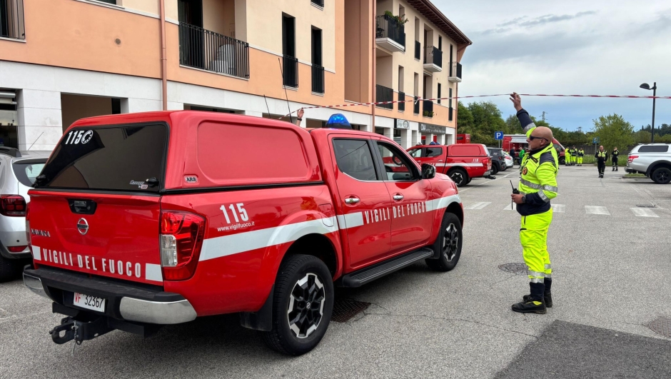 Le forze dell'ordine e i volontari della Protezione civile impegnati nel ritrovamento dei corpi di Susanna Recchia, 45 anni, scomparsa dalla casa di Miane (Treviso) da venerdì sera assieme alla figlia di tre anni. Il ritrovamento è stato fatto in un isolotto del Fiume Piave a valle del ponte di Vidor (Treviso), 15 settembre 2024 ANSA / Simone Masetto