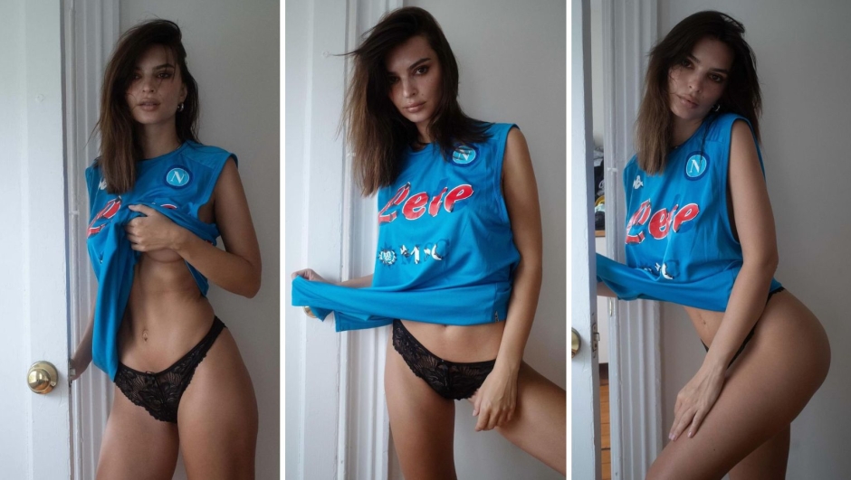 Emily Ratajkowski sexy su Instagram con la maglia del Napoli