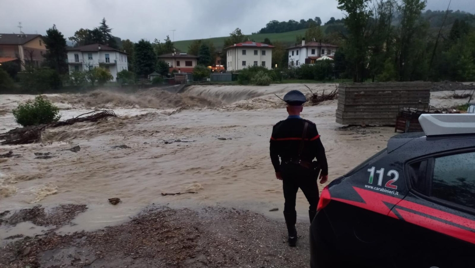 (DIRE) Bologna, 18 set. - A causa del maltempo si segnalano frane ed esondazioni dello Zena e dell'Idice a monte del territorio comunale di Ozzano Emilia, nel bolognese, con conseguenti interruzioni delle strade. E, avvisa sui social il sindaco Luca Lelli, "la notte però si annuncia complicata. Anche se ora piove moderatamente dovrebbe aumentare nel corso della notte e della mattina di domani con momenti particolarmente intensi". Il tutto andando a sommarsi a piogge che oggi sono state particolarmente forti nella parte più alta dell'Appennino: "I fiumi 'lunghi' stanno quindi scaricando adesso e il momento peggiore sarà proprio nella notte", avverte ancora Lelli. E rinnova l'invito a evitare spostamenti "in particolare verso le zone già colpite" e a stare a "distanza di sicurezza dai corsi d'acqua. Fate attenzione alla guida, in particolare in situazioni delicate come i sottopassi (al momento tutti percorribili)".   (Mac/ Dire) 22:07 18-09-24   NNNN