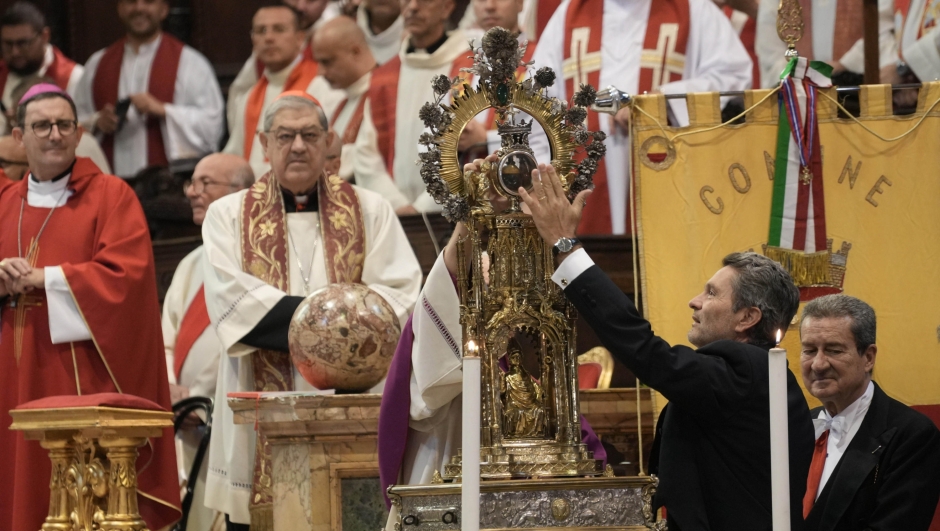 Un momento del prodigio dello scioglimento del sangue di San Gennaro.  Napoli 19 Settembre 2024. ANSA/CESARE ABBATE/