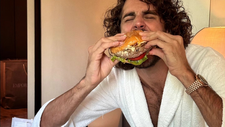 Gianmarco Tamberi, addio agli addominali: la foto con l'hamburger