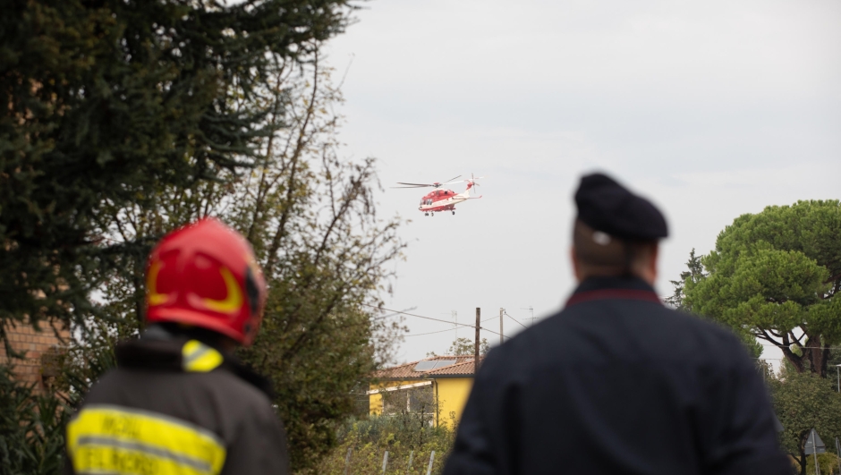 Carabinieri e Vigili del fuoco monitorano l'evacuazione con elicottero nella frazione di Traversara, provincia di Ravenna, 19 settembre 2024. /// Carabinieri and Firefighters monitor the evacuation by helicopter in the hamlet of Traversara, province of Ravenna, Italy, 19 September 2024. ANSA/MAX CAVALLARI