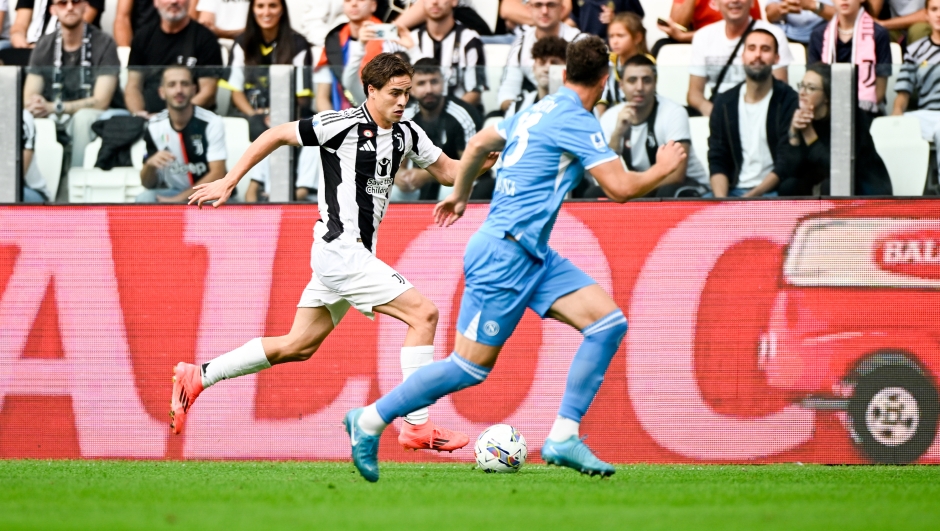 TURIN, ITALY - SEPTEMBER 21: Kenan Yildiz of Juventus is challenged by Amir Rrahmani of SSC Napoli during the Serie A match between Juventus and Napoli at Allianz Stadium on September 21, 2024 in Turin, Italy. (Photo by Daniele Badolato - Juventus FC/Juventus FC via Getty Images)