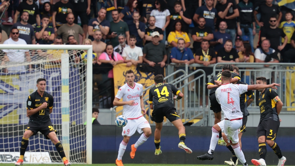 Mattia Maita (SSC Bari);  gol 0-1 durante la partita tra Frosinone e Bari del Campionato italiano di calcio Serie BKT 2024/2025 - Stadio Benito Stirpe, Frosinone, Italia - 22 Settembre  2024 - Sport (Photo by Alessandro Garofalo/LaPresse)   Mattia Maita (SSC Bari);  goal 0-1   during the Serie BKT soccer match between Frosinone and Bari at the Benito Stirpe  Stadium in Frosinone, southern italy - Sunday, September 22 , 2024. Sport - Soccer .  (Photo by Alessandro Garofalo/LaPresse)