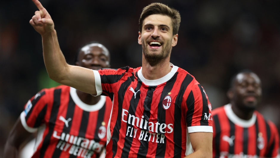 MILAN, ITALY - SEPTEMBER 14:  Matteo Gabbia of AC Milan celebrates after scoring the goal during the Serie A match between Milan and Venezia at Stadio Giuseppe Meazza on September 14, 2024 in Milan, Italy. (Photo by Claudio Villa/AC Milan via Getty Images)