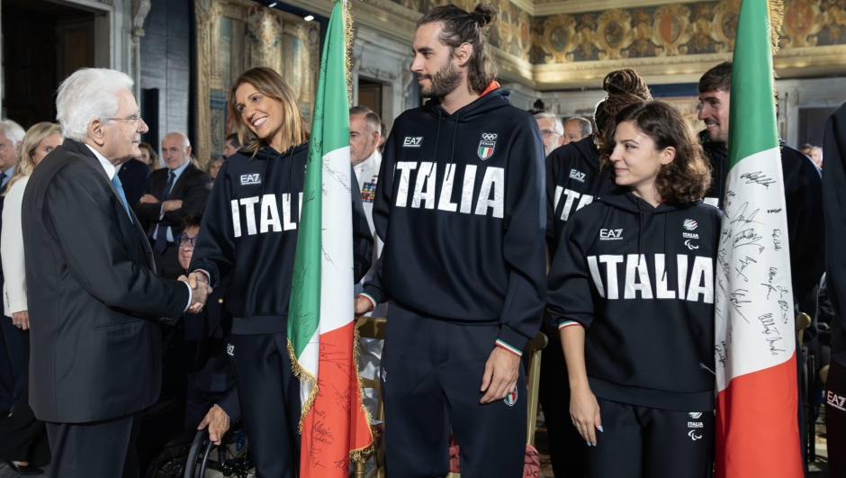 Il Presidente della Repubblica Sergio Mattarella saluta gli Alfieri della squadra olimpica, Arianna Errigo e Gianmarco Tamberi e Ambra Sabatini e l'Alfiere della squadra paralimpica, in occasione della cerimonia di restituzione della Bandiera da parte degli atleti italiani di ritorno dai Giochi Olimpici e Paralimpici di Parigi 2024
(foto di Francesco Ammendola - Ufficio per la Stampa e la Comunicazione della Presidenza della Repubblica)