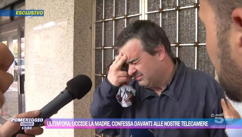 (FRAME DA VIDEO) Ha confessato l'omicidio della madre in diretta televisiva. Lorenzo Carbone, 50 anni, è stato intercettato sotto casa a Spezzano di Fiorano (Modena) dal giornalista di Pomeriggio 5 Fabio Giuffrida. Rispondendo alle domande, l'uomo ha risposto in lacrime, ammettendo di aver strangolato la madre. "Non ce la facevo più, non riuscivo a gestirla. Non so perché l'ho fatto", ha detto l'uomo. Il giornalista ha chiamato i carabinieri e Carbone è stato arrestato. Era ricercato da ieri pomeriggio, quando la madre è stata trovata cadavere. "Ogni tanto mi faceva un po' arrabbiare - ha detto ancora - perché ripeteva sempre le cose". X/ POMERIGGIO 5 +++ATTENZIONE LA FOTO NON PUO' ESSERE PUBBLICATA O RIPRODOTTA SENZA L'AUTORIZZAZIONE DELLA FONTE DI ORIGINE CUI SI RINVIA+++ NPK +++