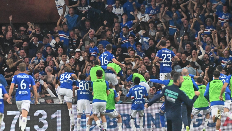 Sampdoria's Fabio Borini jubilates with his teammates after score the gol during the Italy Cup match Genoa Cfc vs Uc Sampdoria, at Luigi Ferraris stadium. Genova, 25 september 2024. ANSA/LUCA ZENNARO