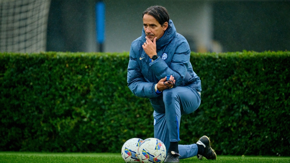 COMO, ITALY - SEPTEMBER 26: Head Coach Simone Inzaghi of FC Internazionale looks on during the FC Internazionale training session at the club's training ground BPER Training Centre at Appiano Gentile on September 26, 2024 in Como, Italy. (Photo by Mattia Ozbot - Inter/Inter via Getty Images)